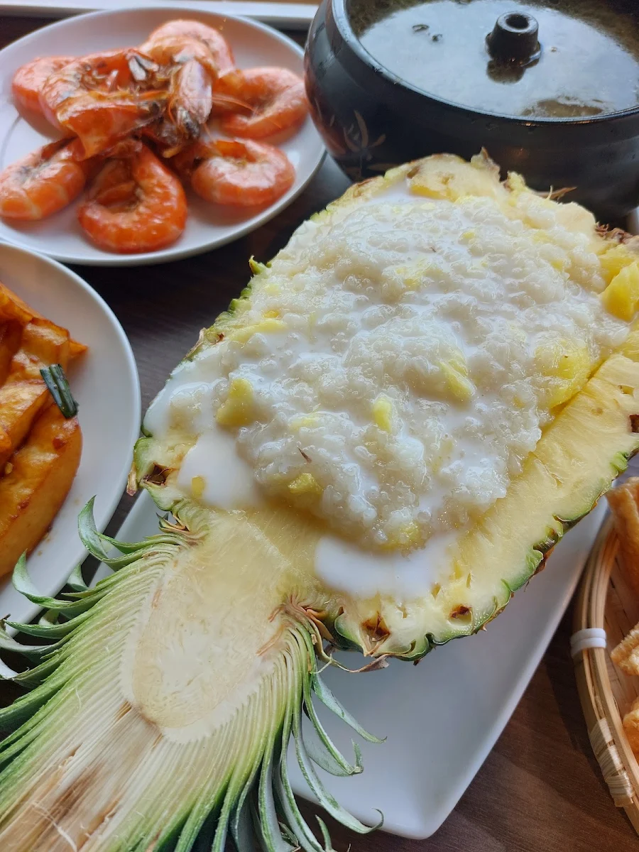 pineapple sweet stick rice 菠萝糯米饭